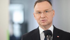 Fot. PAP/Łukasz Gągulski
Radziszów, 27.03.2024. Prezydent RP Andrzej Duda (L) I zastępca Szefa Kancelarii Prezydenta RP Piotr Ćwik (P) podczas wizyty w Małopolskim Centrum Rehabilitacji w Radziszowie, 27 bm. (doro) PAP/Łukasz Gągulski