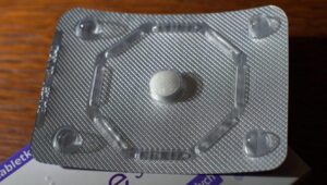 Fot. PAP/Grzegorz Michałowski
Łódź, 16.04.2015. Od 16 kwietnia pigułka "dzień po" powinna być dostępna w aptekach bez recepty dla osób powyżej 15 roku życia. W styczniu tego roku Komisja Europejska zdecydowała, że środek sprzedawany pod nazwą ellaOne, stosowany jako tzw. antykoncepcja awaryjna, może być dostępny w krajach UE bez recepty. Rozporządzenie w tej sprawie podpisał 2 kwietnia minister zdrowia Bartosz Arłukowicz. (cat) PAP/Grzegorz Michałowski