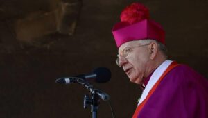 Fot. PAP/Art Service
Kalwaria Zebrzydowska, 29.03.2024. Wielki Piątek. Metropolita krakowski abp Marek Jędraszewski podczas Misterium Męki Pańskiej w Kalwarii Zebrzydowskiej, 29 bm. Kalwaryjskie misterium pasyjne to jedno z największych tego typu wydarzeń w polskim Kościele. W rolę historycznych postaci sprzed dwóch tysięcy lat wcielają się klerycy z kalwaryjskiego Wyższego Seminarium Duchownego oraz osoby świeckie. Tradycja misterium w Kalwarii Zebrzydowskiej sięga czasów powstania sanktuarium na początku XVII w. (mr) PAP/Art Service