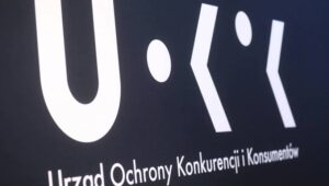Warszawa, 07.10.2020. Logo Urzędu Ochrony Konkurencji i Konsumentów, 7 bm. w siedzibie urzędu w Warszawie. Fot. PAP/Rafał Guz