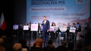 Białystok, 03.03.2024. Kandydat PiS na prezydenta miasta Henryk Dębowski przemawia na konwencji regionalnej Prawa i Sprawiedliwości w siedzibie Opery i Filharmonii Podlaskiej w Białymstoku, 3 bm. Fot. PAP/Artur Reszko