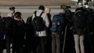 US President Joe Biden speaks with members of the media after disembarking from Air Force One at Joint Base Andrews, Maryland, USA, 11 March 2024, after returning from events in Manchester, New Hampshire. Fot. PAP/EPA/Leigh Vogel / POOL