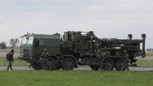 Warszawa, 20.04.2023. Amerykański rakietowy system ziemia-powietrze Patriot, 20 bm. na terenie lotniska Warszawa-Radom. Fot.  PAP/Paweł Supernak