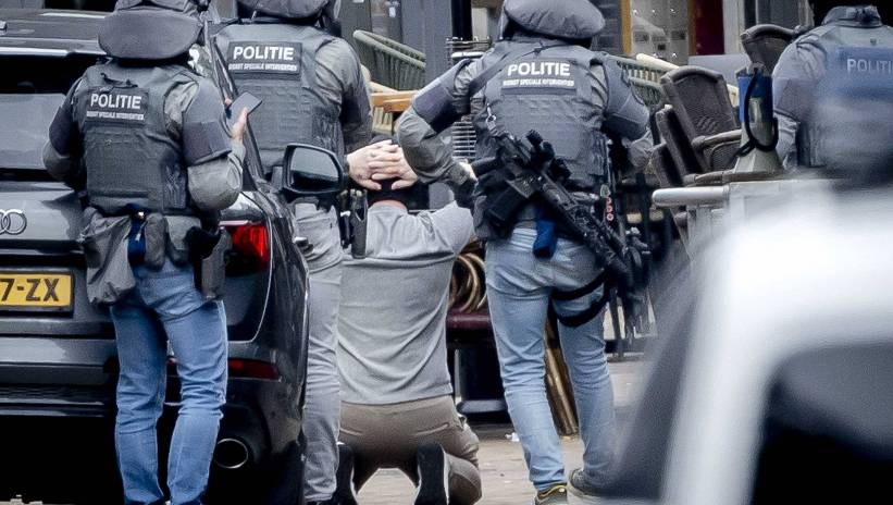 A man (C) is detained by the Special Intervention Service (DSI) of the Dutch National Police Corps outside a cafe in the center of Ede, the Netherlands, 30 March 2024. A hostage situation took place in the center of Ede on 30 March. A suspect was arrested and at least four hostages were released, ending the crisis, police said. About 150 houses in the city center were evacuated and the public was asked to stay away from the area. Fot. PAP/EPA/REMKO DE WAAL