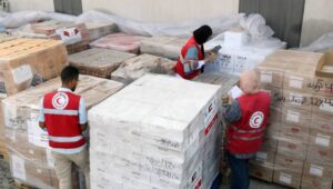 Egyptian Red Crescent Society employees handle humanitarian aid bound for Palestinians in the Gaza Strip, at a warehouse in Arish, Egypt, 28 October 2023. More than 7,000 Palestinians and at least 1,300 Israelis have been killed, according to the Israel Defense Forces (IDF) and the Palestinian health authority, since Hamas militants launched an attack against Israel from the Gaza Strip on 07 October, and the Israeli operations in Gaza and the West Bank which followed it. Fot. PAP/EPA/KHALED ELFIQI