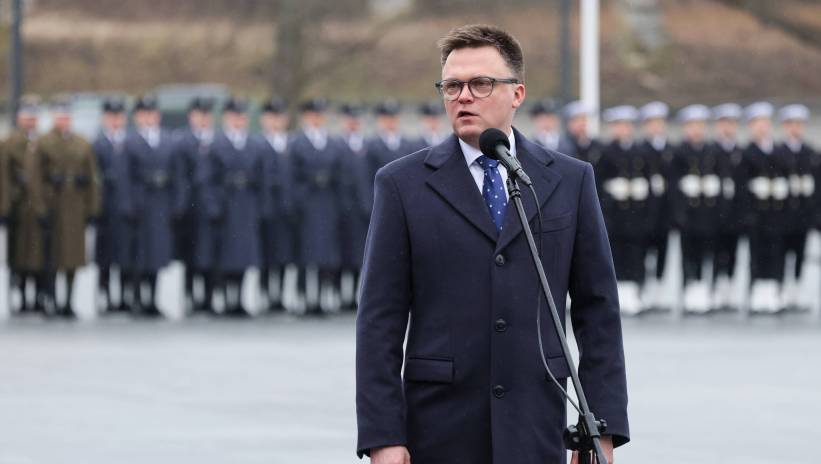 Warszawa, 12.03.2024. Marszałek Sejmu Szymon Hołownia na uroczystym apelu na placu przed Muzeum Wojska Polskiego w Warszawie, 12 bm. Trwają obchody 25. rocznicy wstąpienia Polski do NATO. Fot. PAP/Paweł Supernak