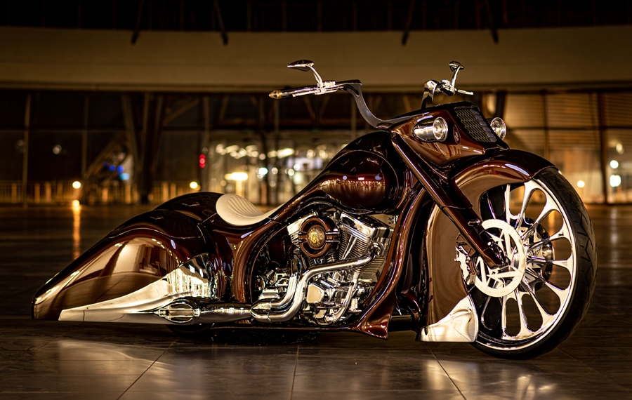Zwycięski motockl to customowy pojazd inspirowany samochodem „Slow Burn”, odrestaurowanym pojazdem marki Auburn, rocznik 1936, model 852 Boattail Speedster, którego właścicielem jest James Hetfield, wokalista i gitarzysta zespołu Metallica. Fot. Materiały prasowe
