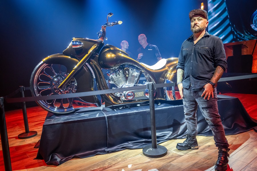 Stanisław Myszkowski i motocykl inspirowany samochodem z kolekcji Jamesa Hetfielda