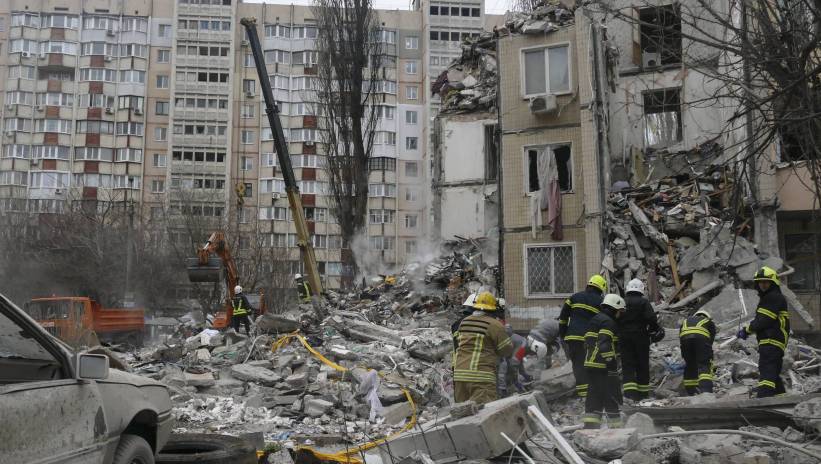 Ukrainian rescuers work on the site of a damaged residential building after an overnight attack in the southern city of Odesa, Ukraine, 02 March 2024. At least two people died and eight were injured, including one child and a pregnant woman, following a Russian drone attack in Odesa, according to the Ukraine's State Emergency Service report. Russian troops entered Ukraine in February 2022 starting a conflict that has provoked destruction and a humanitarian crisis. Fot. PAP/EPA/IGOR TKACHENKO