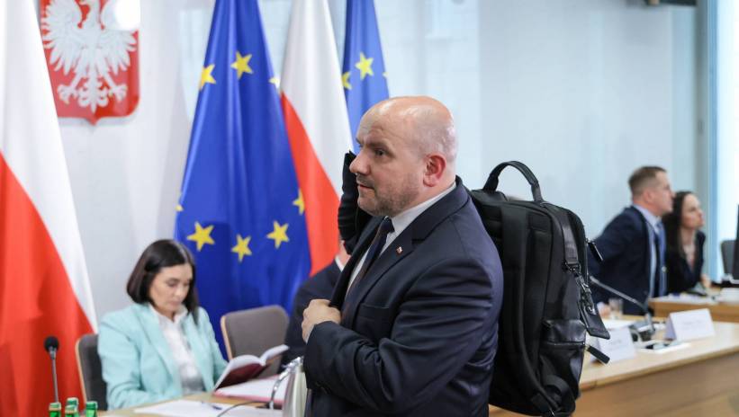 Warszawa, 15.03.2024. Członek komisji, poseł PiS Mariusz Gosek w przerwie posiedzenia komisji śledczej ds. Pegasusa w Sejmie w Warszawie, 15 bm. Posłowie Jacek Ozdoba i Mariusz Gosek zostali wykluczeni z obrad komisji, która ma zbadać legalność, prawidłowość i celowość czynności podejmowanych z wykorzystaniem oprogramowania Pegasus. Fot. PAP/Paweł Supernak