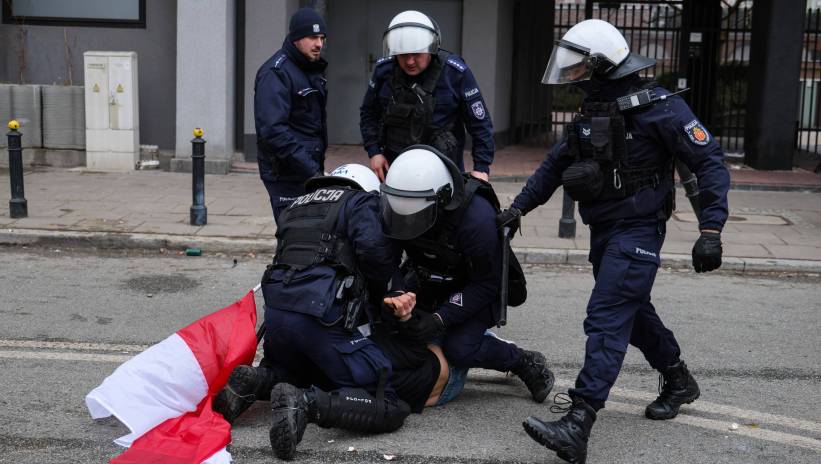 Warszawa, 06.03.2024. Demonstracja rolników w Warszawie, 6 bm. Rolnicy z całej Polski kontynuują protesty. Ich powodem jest m.in. niedawna decyzja Komisji Europejskiej o przedłużeniu bezcłowego handlu z Ukrainą do 2025 roku, a także sprzeciw wobec prowadzonej przez Unię Europejską polityce Zielonego Ładu. Fot. PAP/Paweł Supernak