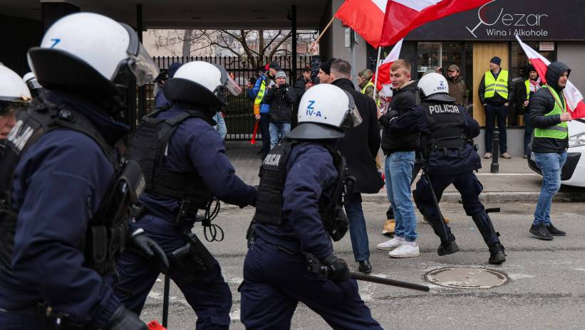 Warszawa, 06.03.2024. Demonstracja rolników w Warszawie, 6 bm. Rolnicy z całej Polski kontynuują protesty. Ich powodem jest m.in. niedawna decyzja Komisji Europejskiej o przedłużeniu bezcłowego handlu z Ukrainą do 2025 roku, a także sprzeciw wobec prowadzonej przez Unię Europejską polityce Zielonego Ładu. Fot. PAP/Paweł Supernak