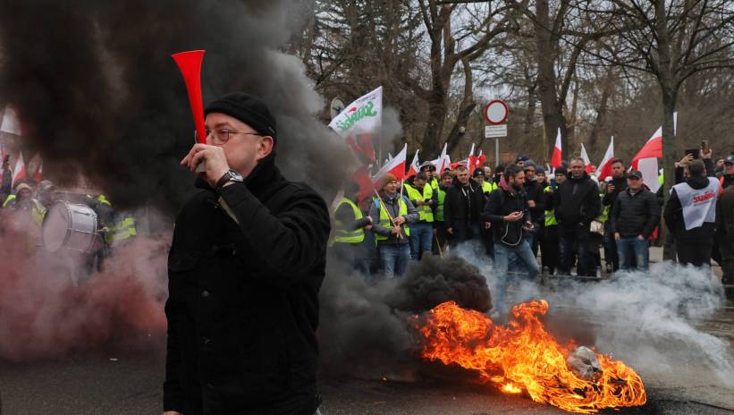 Warszawa, 06.03.2024. Demonstracja rolników przed KPRM w Warszawie, 6 bm. Rolnicy z całej Polski kontynuują protesty. Ich powodem jest m.in. niedawna decyzja Komisji Europejskiej o przedłużeniu bezcłowego handlu z Ukrainą do 2025 roku, a także sprzeciw wobec prowadzonej przez Unię Europejską polityce Zielonego Ładu. Fot. PAP/Paweł Supernak