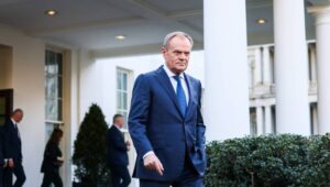 Waszyngton, USA, 12.03.2024. Premier Donald Tusk (C) po spotkaniu z prezydentem USA Joe Bidenem w Białym Domu w Waszyngtonie, 12 bm. Fot. PAP/Leszek Szymański