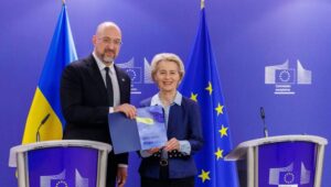 European Commission President Ursula von der Leyen (R) and Ukrainian Prime Minister Denys Shmyhal (L) pose for the press with the "Ukraine Plan" at the European Commission headquarters in Brussels, Belgium, 20 March 2024.  Fot. PAP/EPA/OLIVIER MATTHYS