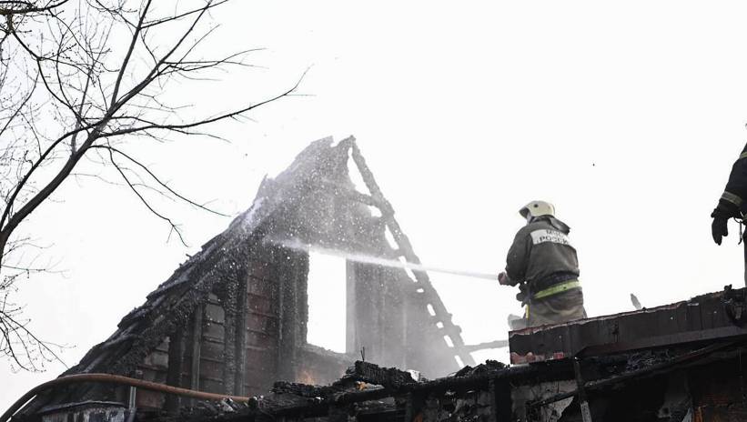 A handout photo made available on the Governor of the Belgorod Region Vyacheslav Gladkov's telegram channel, shows a firefighter extinguishing a fire in a house in Belgorod (650? km from Moscow), Russia, 23 March 2024. According to the governor, as a result of the Ukrainian air attack, one person was killed and several others were injured. Damage was reported in 69 apartments in 14 buildings, in four private residential buildings and three business entities. Eight cars and one passenger bus were also damaged, according to the governor. Fot. PAP/EPA/BELGOROD GOVERNOR VYACHESLAV GLA