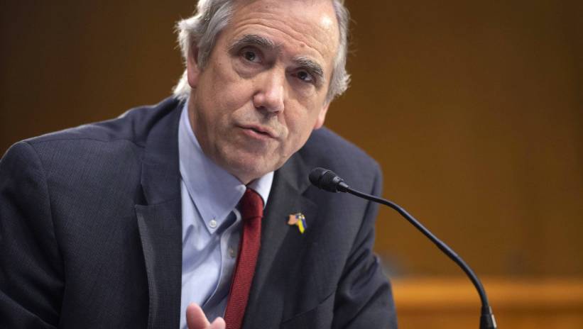 Sen. Jeff Merkley, D-OR, speaks during a Senate Foreign Relations Committee Hearing on the Fiscal Year 2023 Budget at the US Capitol in Washington, DC, USA, 26 April 2022. Fot. PAP/EPA/BONNIE CASH / POOL