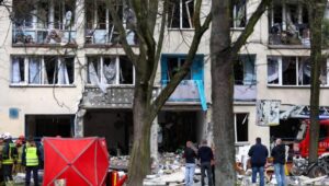 Fot. PAP/Michał Meissner
Tychy, 01.04.2024. Budynek mieszkalny przy ul. Darwina w Tychach gdzie, 1 bm. doszło do wybuchy gazu. Obecnie jest piętnaście osób poszkodowanych; nie mamy informacji o ofiarach śmiertelnych. (aldg) PAP/Michał Meissner ***Zdjęcie do depeszy PAP pt. "Tychy/ Po wybuchu gazu w bloku 15 osób poszkodowanych trafia do szpitali" ***