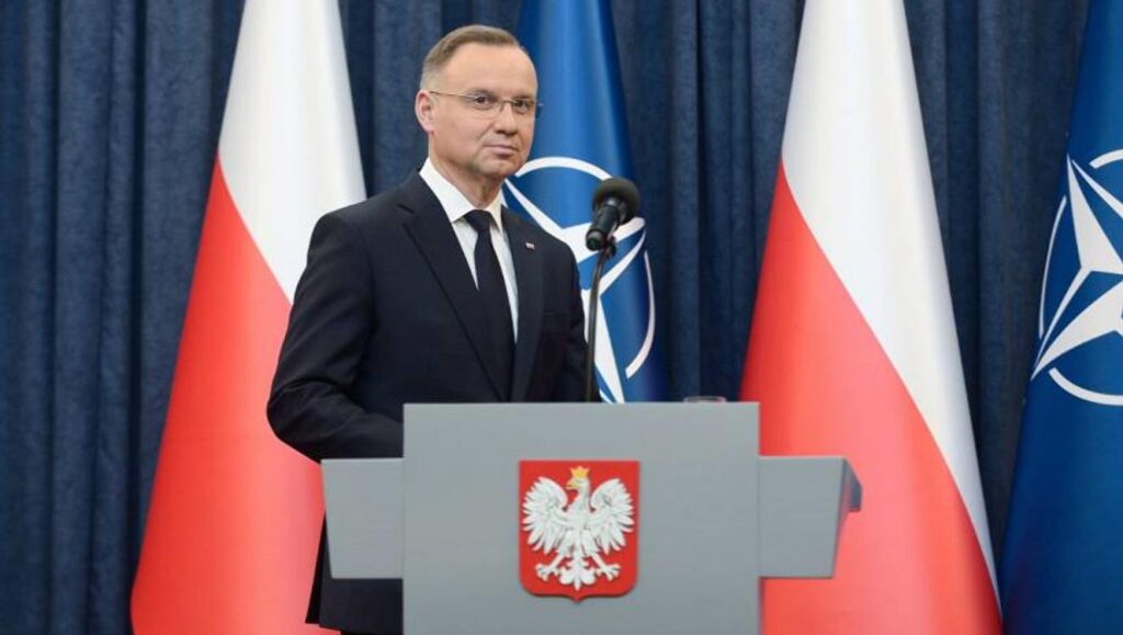 Fot. PAP/Marcin Obara
Warszawa, 04.04.2024. Prezydent RP Andrzej Duda podczas wypowiedzi dla mediów, 4 bm. w Pałacu Prezydenckim w Warszawie. Prezydent wystosował list do przywódców państw NATO z propozycją, aby poziom minimalnych wydatków na obronność został podniesiony z 2 procent na 3. (mr) PAP/Marcin Obara