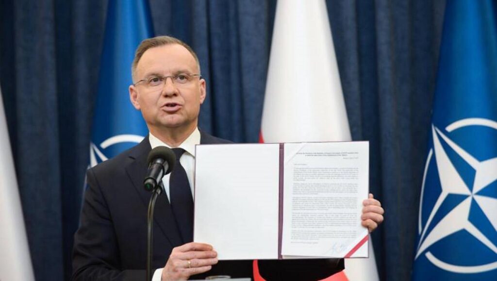 Fot. PAP/Marcin Obara
Warszawa, 04.04.2024. Prezydent RP Andrzej Duda podczas wypowiedzi dla mediów, 4 bm. w Pałacu Prezydenckim w Warszawie. Prezydent wystosował list do przywódców państw NATO z propozycją, aby poziom minimalnych wydatków na obronność został podniesiony z 2 procent na 3. (mo/ibor) PAP/Marcin Obara