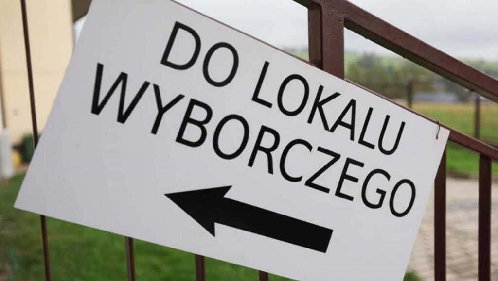 Fot. PAP/Grzegorz Momot
Ząb (woj. małopolskie), 15.10.2023. Wybory parlamentarne 2023. Informacja o dojściu do lokalu wyborczego w Zębie w gminie Poronin, 15 bm. Trwa głosowanie w wyborach parlamentarnych i towarzyszącym im referendum. Do jego zakończenia obowiązuje cisza wyborcza i referendalna. (gm/doro) PAP/Grzegorz Momot