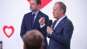 Fot. PAP/Marcin Obara
Warszawa, 07.04.2024. Wybory samorządowe 2024. Prezydent Warszawy Rafał Trzaskowski (L) i premier Donald Tusk (P) w sztabie wyborczym Koalicji Obywatelskiej, 7 bm. w Warszawie. Zakończyły się wybory samorządowe. (ad) PAP/Marcin Obara ***Zdjęcie do depeszy PAP pt. Warszawa: Rafał Trzaskowski wygrywa w pierwszej turze wyborów na prezydenta stolicy z wynikiem 59,8 proc. - sondaż Ipsos dla Polsatu, TVN i TVP.***