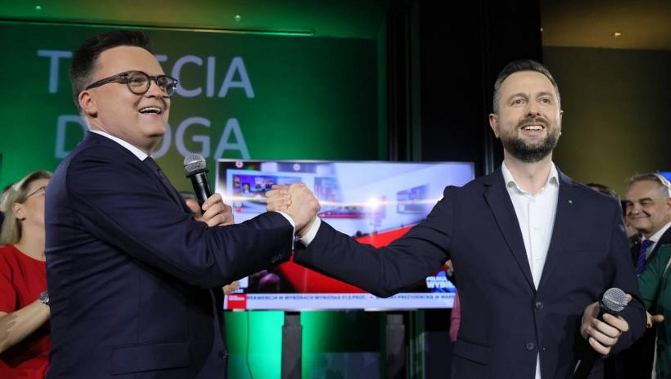 Fot. PAP/Paweł Supernak
Warszawa, 07.04.2024. Wybory samorządowe 2024. Liderzy Trzeciej Drogi, marszałek Sejmu Szymon Hołownia (L) i wicepremier, minister obrony narodowej Władysław Kosiniak-Kamysz (P) w sztabie wyborczym KKW Trzecia Droga Polska 2050 Szymona Hołowni - Polskie Stronnictwo Ludowe w Warszawie, 7 bm. Zakończyły się wybory samorządowe. (jm) PAP/Paweł Supernak