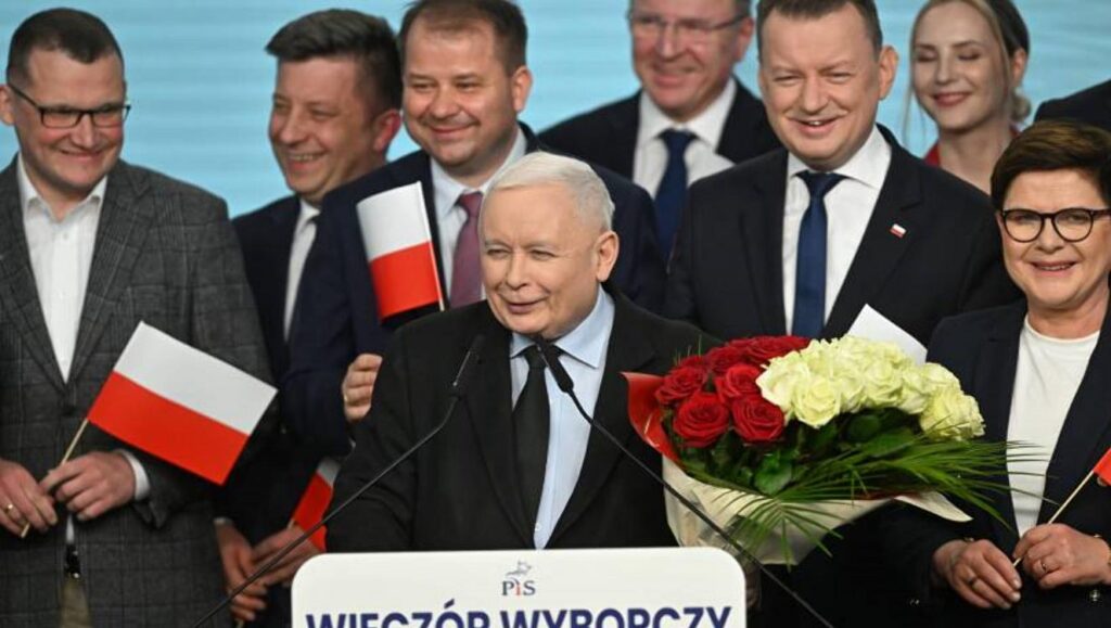 Fot. PAP/Radek Pietruszka
Warszawa, 07.04.2024. Wybory samorządowe 2024. Prezes PiS Jarosław Kaczyński (C) przemawia w siedzibie Prawa i Sprawiedliwości przy ul. Nowogrodzkiej w Warszawie, 7 bm. Zakończyły się wybory samorządowe. (jm) PAP/Radek Pietruszka