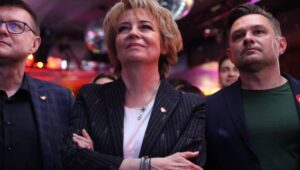 Łódź, 07.04.2024. Wybory samorządowe 2024. Ubiegająca się o reelekcję prezydent Łodzi Hanna Zdanowska (C) podczas swojego wieczoru wyborczego, 7 bm. w Łodzi. Zakończyły się wybory samorządowe. Fot. PAP/Marian Zubrzycki