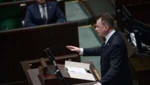 Fot. PAP/Marcin Obara
Warszawa, 10.04.2024. Przewodniczący KP PiS Mariusz Błaszczak na sali obrad Sejmu w Warszawie, 10 bm. Posłowie zajmą się projektem nowelizacji ustawy o KRS, projektami ustaw dotyczącymi przepisów aborcyjnych, a także wnioskiem PiS o odwołanie szefa MSWiA Marcina Kierwińskiego. (aldg) PAP/Marcin Obara