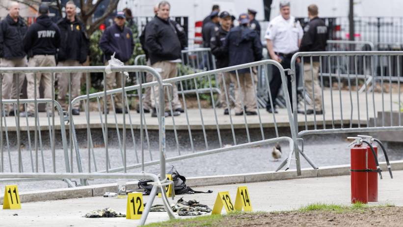 Emergency personnel investigate the scene after a man set himself on fire at Collect Pond Park, outside Manhattan Criminal Court where former president Donald Trump is attending jury selection for his criminal trial, in New York, New York, USA, 19 April 2024. The New York City Police Department confirmed on 19 April that a man walked to the center of the park directly opposite the New York County Criminal Court and threw some pamphlets in the air before setting himself on fire. The individual was then moved to a hospital where he was admitted in critical conditions. Fot. PAP/EPA/SARAH YENESEL