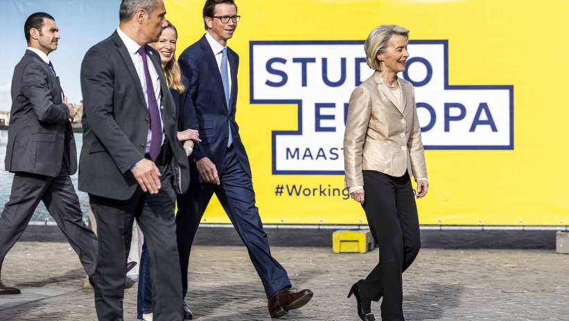 European Commission President Ursula von der Leyen (R) of the European Peoples Party arrives for the start of the Maastricht Debate, in Maastricht, The Netherlands, 29 April 2024, where party leaders from the European Parliament debate with each other in the run-up to the European elections. The European Parliament elections are scheduled across EU member states from 06 to 09 June 2024. Fot. PAP/EPA/MARCEL VAN HOORN