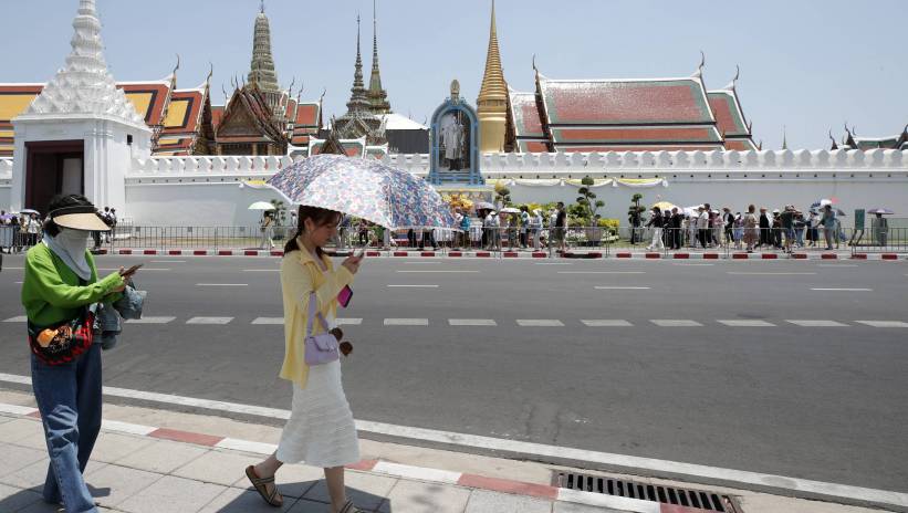Chinese tourists protect themselves from heat as they arrive to visit the Temple of the Emerald Buddha and the Grand Palace in Bangkok, Thailand, 29 April 2024. The Thai Meteorological Department warned about the extremely hot weather as temperatures might soar up to over 40 degrees Celsius and may rise until early of May and advised the public to avoid prolonged outdoor activities from a highly dangerous heat level index that directly hazardously affects health conditions. According to the Public Health Ministry, 30 people died of heatstroke in Thailand between January and April 2024. The United Nations revealed in its recent report that Asia was identified as the global disaster center and anticipated to be significantly affected by climate related disruptions such as extreme temperatures, severe heatwave, floods, storms and melting glaciers. Fot. PAP/EPA/RUNGROJ YONGRIT