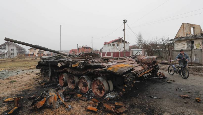 A destroyed tank after Ukrainian troops retook the village of Dmitrivka near Kyiv (Kiev), Ukraine, 02 April 2022. The village and its surroundings have recently been recaptured by Ukrainian forces amid the ongoing Russian invasion of Ukraine. Fot. PAP/EPA/SERGEY DOLZHENKO