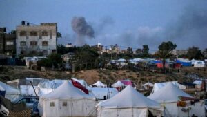 A view of shelters used by Palestinian families who fled their homes in the northern Gaza Strip, while smoke rises in the background following Israeli air strikes in an area of Khan Yunis, Southern Gaza Strip, evening of 10 April 2024 (Issued 11 April 2024) More than 33,400 Palestinians and at least 1,330 Israelis have been killed, according to the Palestinian Health Ministry and the Israel Defense Forces (IDF), since Hamas militants launched an attack against Israel from the Gaza Strip on 07 October 2023, and the Israeli operations in Gaza and the West Bank which followed it. Fot. PAP/EPA/MOHAMMED SABER