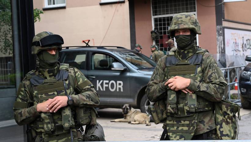 Soldiers of the Polish contingent of the NATO-led international peacekeeping Kosovo Force (KFOR) stand guard in front of the municipality building in Zvecan, Kosovo, 02 June 2023. At least thirty KFOR peacekeepers and fifty two civilians were injured in clashes between security forces and ethnic Serbs in Zvecan on 29 May 2023. Tensions continue in northern Kosovo’s region, with majority of ethnic Serbian people, which arose after ethnic Albanians mayors took offices in four towns following elections boycotted by Serbian community. Fot. PAP/EPA/GEORGI LICOVSKI