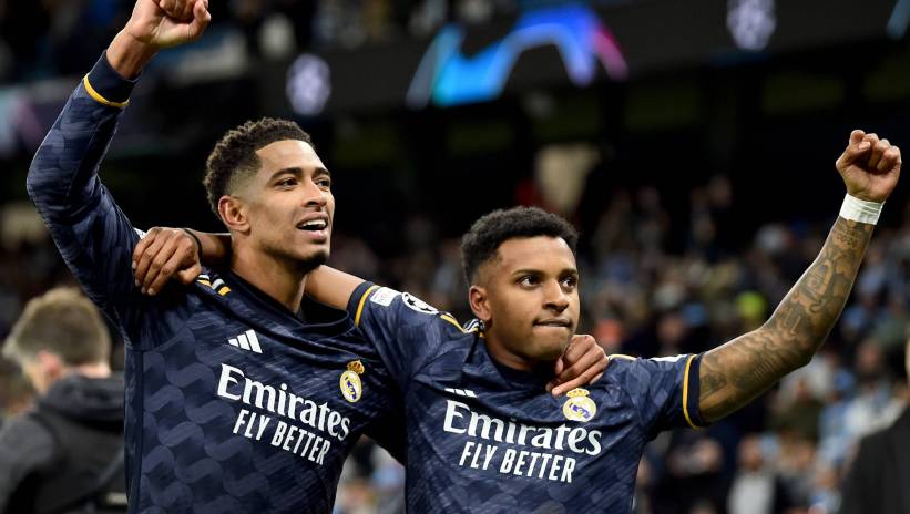 Jude Bellingham (L) and Rodrygo of Real Madrid celebrate after the team won the penalty shoot-out of the UEFA Champions League quarter final, 2nd leg match between Manchester City and Real Madrid in Manchester, Britain, 17 April 2024. Fot. PAP/EPA/PETER POWELL