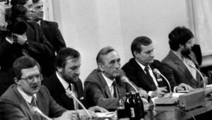 Okrągły stół 1989 r. N/z: od lewej - Jacek Merkel , Mieczysław Gil , Tadeusz Mazowiecki , Lech Wałęsa , Władysław Frasyniuk. Fot. PAP/Zbigniew Matuszewski