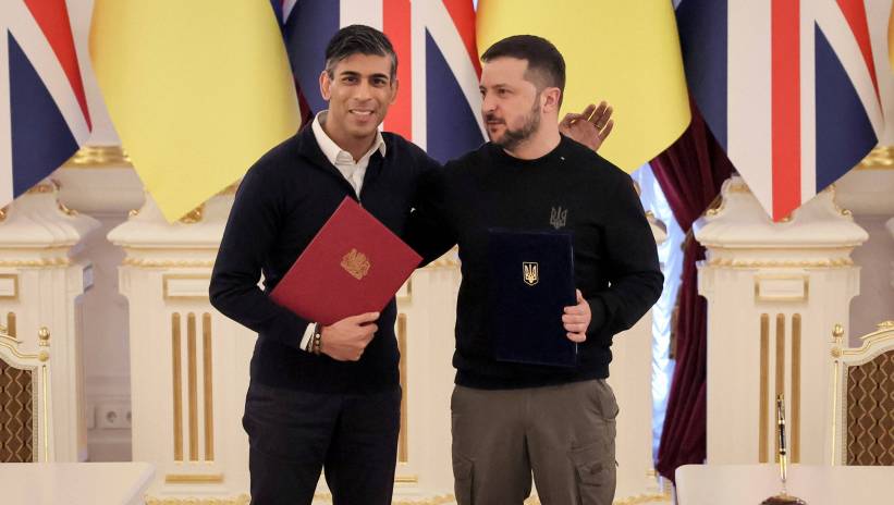 Ukrainian President Volodymyr Zelensky (R) and Britain's Prime Minister Rishi Sunak (L) sign an agreement during their meeting in Kyiv, Ukraine, 12 January 2024. Rishi Sunak arrived in Kyiv with a surprised visit to meet with top Ukrainian officials amid the Russian invasion. Fot. PAP/EPA/OLEG PETRASYUK