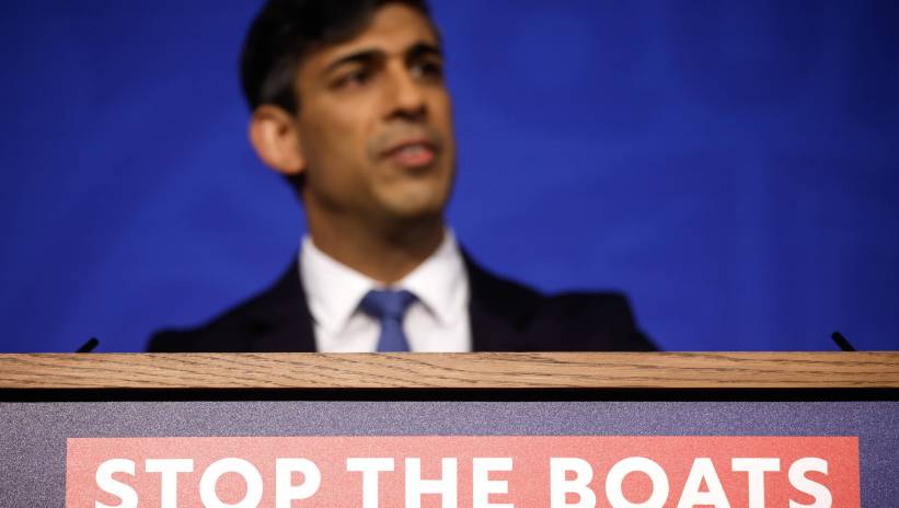 A slogan reading 'Stop The Boats' on the front of a lectern during a news conference by British Prime Minister Rishi Sunak on his flagship Rwanda migration policy, in London, Britain, 22 April 2024. Sunak seeks to push a bill through the Parliament that enables his flagship migration policy as the British prime minister seeks to regain momentum 10 days from a crucial set of local elections. Fot. PAP/EPA/JASON ALDEN / POOL