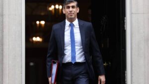 British Prime Minister Rishi Sunak departs 10 Downing Street to attend the Prime Minister's Questions (PMQs) at the Parliament in London, Britain, 20 March 2024. Fot. PAP/EPA/ANDY RAIN