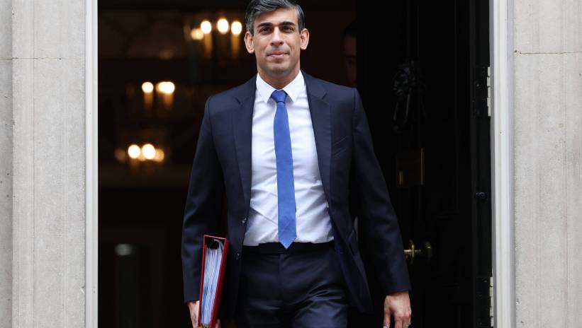 British Prime Minister Rishi Sunak departs 10 Downing Street to attend the Prime Minister's Questions (PMQs) at the Parliament in London, Britain, 20 March 2024. Fot. PAP/EPA/ANDY RAIN