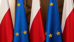 Łódź, 01.03.2024. Flagi Polski i Unii Europejskiej w Łodzi, 1 bm. Fort. PAP/Grzegorz Michałowski