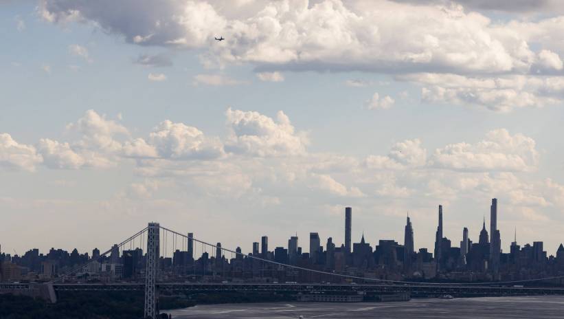 A view of an airplane flying over the skyline of New York City across the Hudson River from the Rockefeller Lookout in Englewood Cliffs, New Jersey, USA, 18 August 2022. Fot. PAP/EPA/JUSTIN LANE