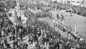 Fot. PAP/Jerzy Baranowski
Warszawa, 1946-05-01. Pochód 1 Maja na ulicy Marszałkowskiej (przy skrzyżowaniu z Alejami Jerozolimskimi). ps/pp PAP/Jerzy Baranowski