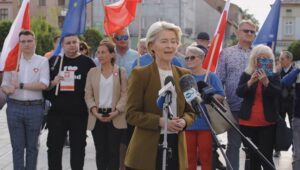 Fot. PAP/Michał Meissner
Wadowice, 06.05.2024. Przewodnicząca Komisji Europejskiej Ursula von der Leyen (C) podczas wizyty w Wadowicach, 6 bm. (sko) PAP/Michał Meissner