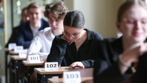 Fot. PAP/Lech Muszyński
Gorzów Wielkopolski, 07.05.2024. Przygotowania do egzaminu maturalnego z języka polskiego w II LO im. Marii Skłodowskiej-Curie w Gorzowie Wielkopolskim, 7 bm. Tegoroczni absolwenci liceów ogólnokształcących, techników i szkół branżowych II stopnia przystąpią o godzinie 9.00 do obowiązkowego pisemnego egzaminu z języka polskiego na poziomie podstawowym. (ad) PAP/Lech Muszyński