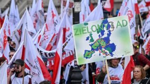 Fot. PAP/Radek Pietruszka
Warszawa, 10.05.2024. Uczestnicy zorganizowanej przez "Solidarność" w ramach protestu przeciwko Zielonemu Ładowi manifestacji na Krakowskim Przedmieściu w Warszawie, 10 bm. Organizatorami odbywającego się pod hasłem "Precz z Zielonym Ładem" przemarszu są NSZZ "Solidarność" oraz NSZZ Rolników Indywidualnych "Solidarność". (jm) PAP/Radek Pietruszka