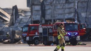 Fot. PAP/Leszek Szymański
Warszawa, 12.05.2024. Dogaszanie pożaru kompleksu handlowego przy ul. Marywilskiej 44 w Warszawie, 12 bm. Ogniem objęte było ponad 80 proc. hali. Działania ratownicze prowadziło 50 zastępów, w tym SGRChem. (aldg) PAP/Leszek Szymański ***Do tego materiału zdjęciowego dostępna jest również depesza w systemie CSI, pt.: Warszawa/ Strażacy dogaszają pożar kompleksu handlowego Marywilska 44**