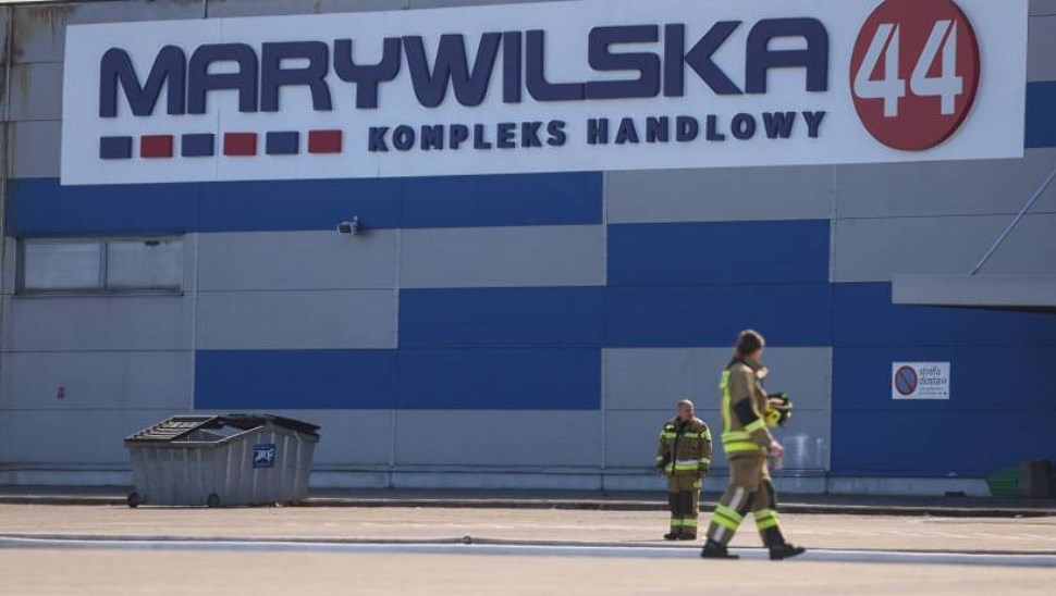 Fot. PAP/Leszek Szymański
Warszawa, 12.05.2024. Dogaszanie pożaru kompleksu handlowego przy ul. Marywilskiej 44 w Warszawie, 12 bm. Ogniem objęte było ponad 80 proc. hali. Działania ratownicze prowadziło 50 zastępów, w tym SGRChem. (aldg) PAP/Leszek Szymański ***Do tego materiału zdjęciowego dostępna jest również depesza w systemie CSI, pt.: Warszawa/ Strażacy dogaszają pożar kompleksu handlowego Marywilska 44**